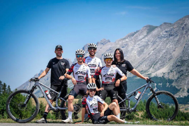Coureurs cyclistes et staff au Championnat de France VTT à Devoluy