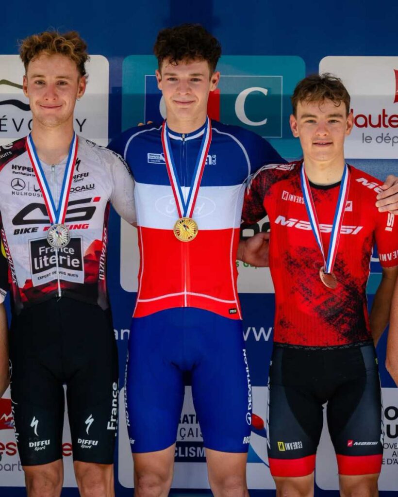 Romain Debord sur le podium des Championnats de France de VTT U23 dans le Dévoluy.