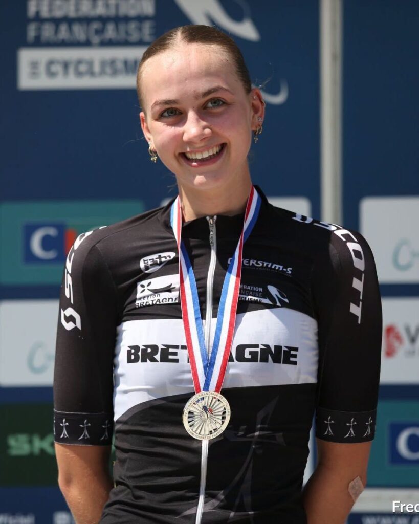 Zoé Bihan présente sa médaille d’argent remportée aux Championnats de France Juniors sur route à Chantonnay.